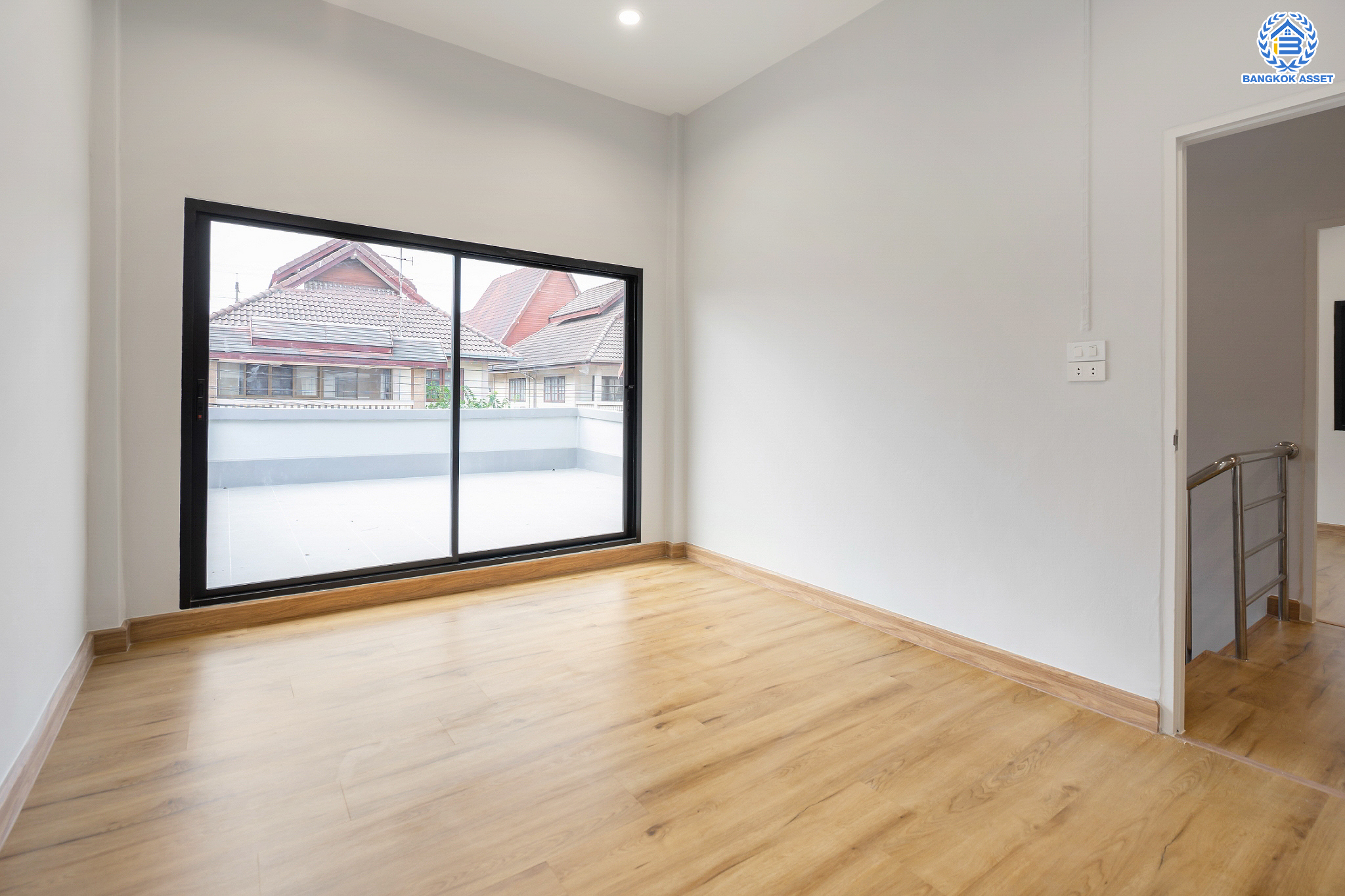 บ้านมือสองตกแต่งใหม่ ม.บูรพา12 ดอนเมือง บ้านเดี่ยว เนื้อที่ 50 ตร.ว. ฟังก์ชัน 4 ห้องนอน 2 ห้องน้ำ จอดรถได้ 2 คัน บนทำเลดีที่สุด ใกล้สนามบินดอนเมือง ทางด่วน "ศรีสมาน" และรถไฟฟ้าสายสีแดง "สถานีดอนเมือง"